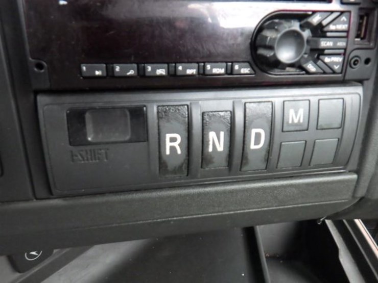 2018-volvo-vnl300-image-17