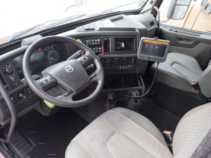 2022-volvo-vnl300-image-19