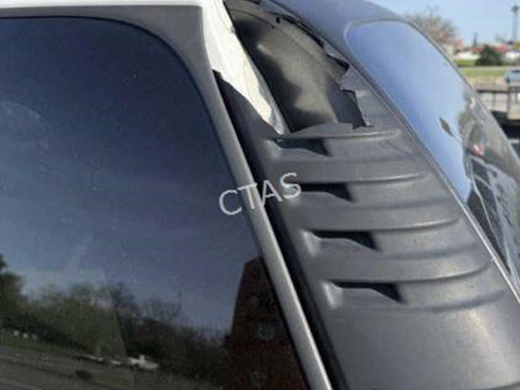 2001-chevrolet-suburban-image-10