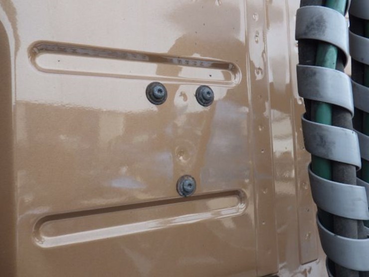 2022-volvo-vnl300-image-19