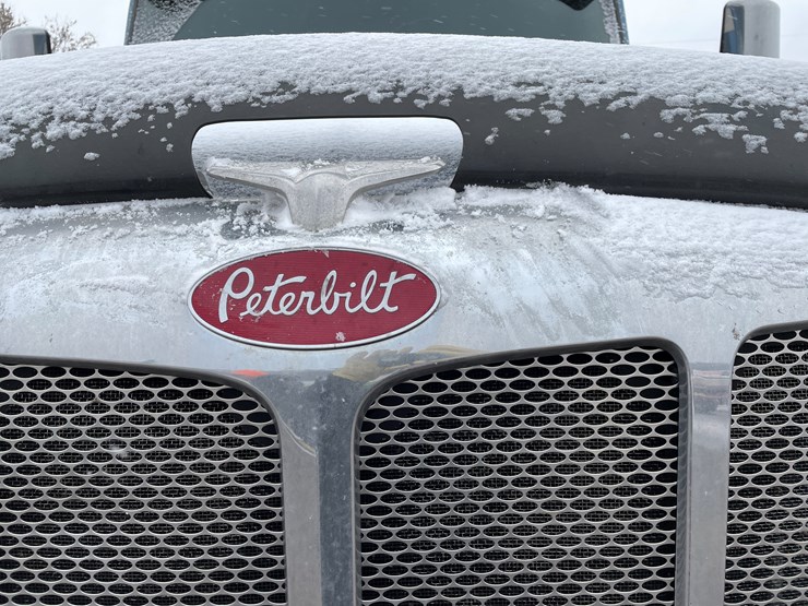 2019-peterbilt-579-image-9