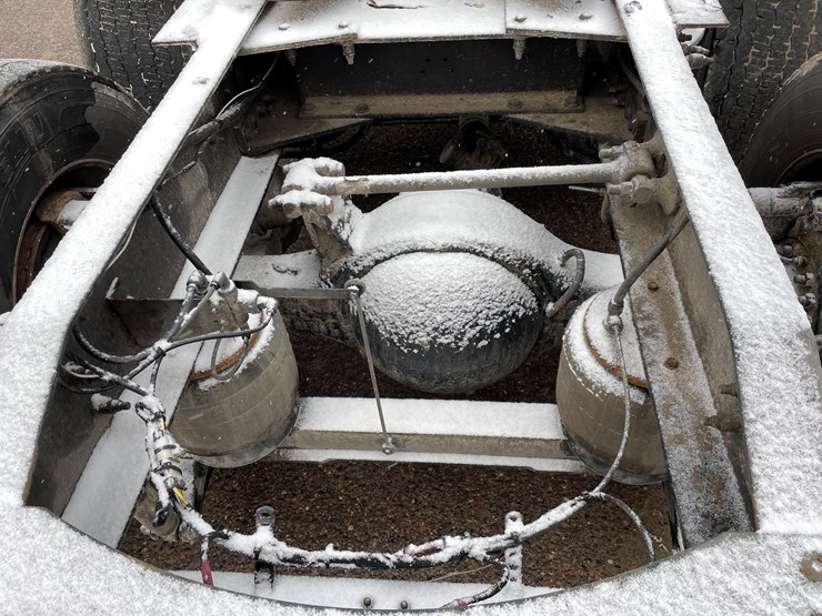 2019-peterbilt-579-image-18