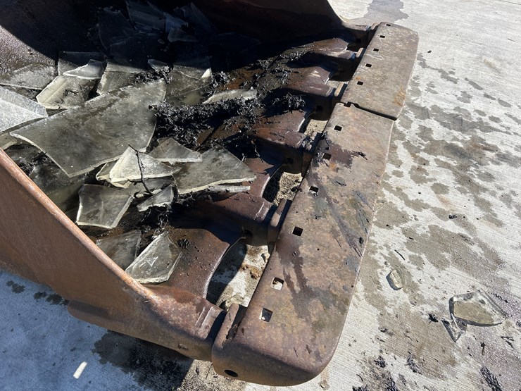 #2081-•-67"-excavator-bucket-image-10