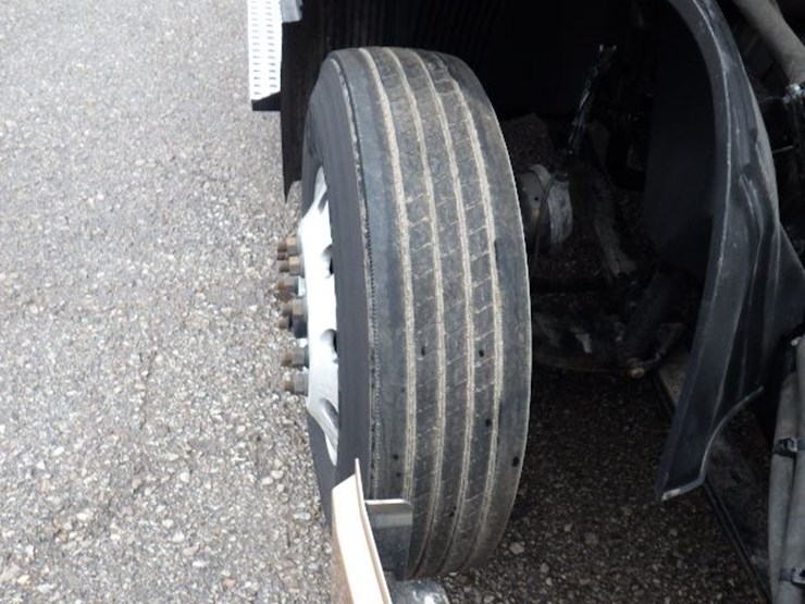 2022-volvo-vnl300-image-24