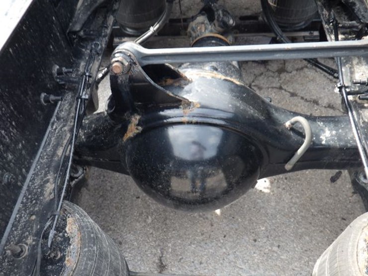 2022-volvo-vnl300-image-12