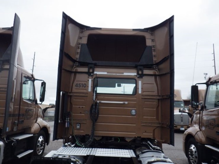 2022-volvo-vnl300-image-13