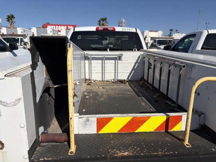 2016-chevrolet-2500-image-25