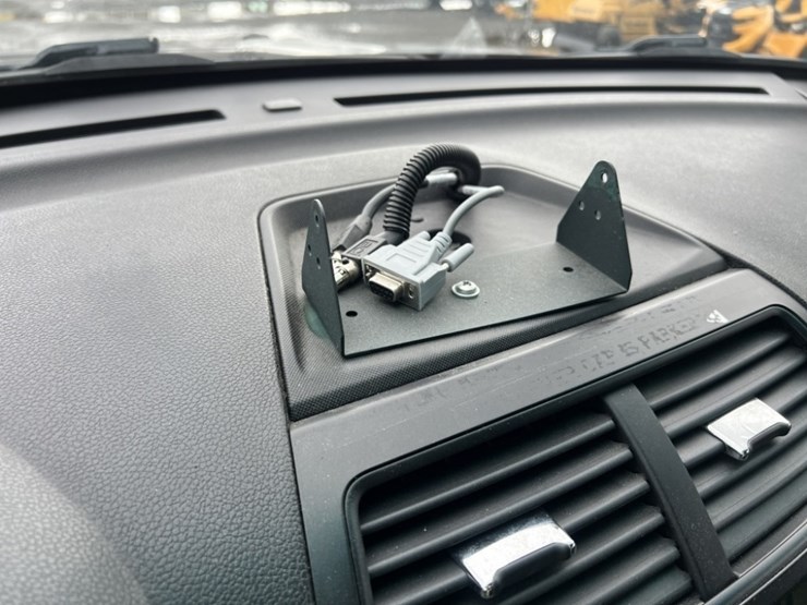 2016-ford-explorer-image-34