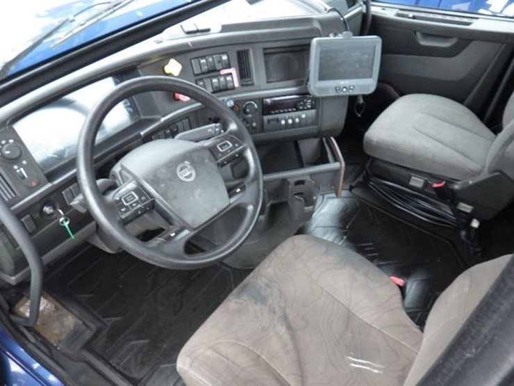 2018-volvo-vnl300-image-18