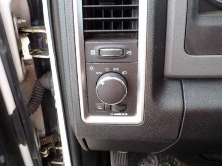 2013-ram-1500-slt-image-16