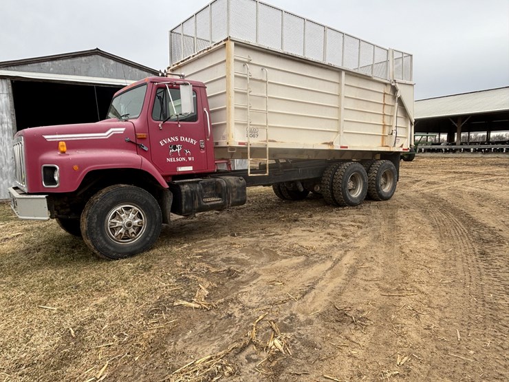 #1076-•-1990-peterbilt-silage-truck-(nelson,-wi)-(has-wi-title)-image-1