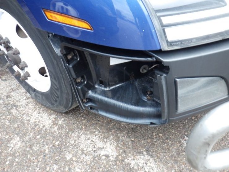 2018-volvo-vnl300-image-4