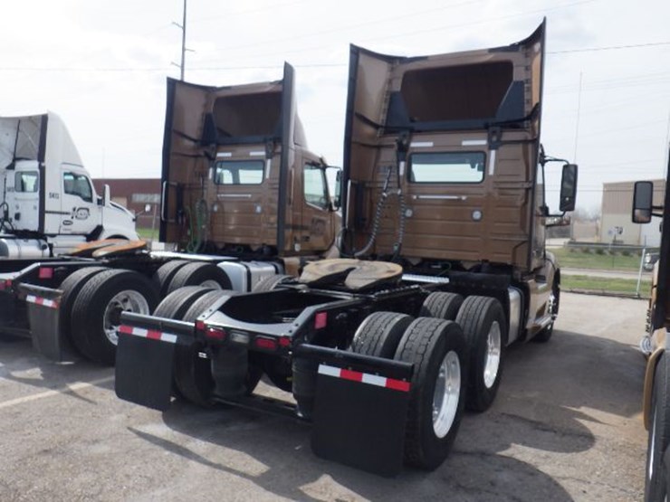 2023-volvo-vnl300-image-8