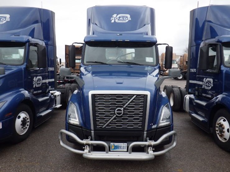 2019-volvo-vnl300-image-2