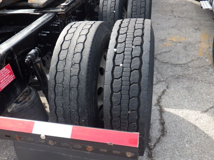 2022-volvo-vnl300-image-12