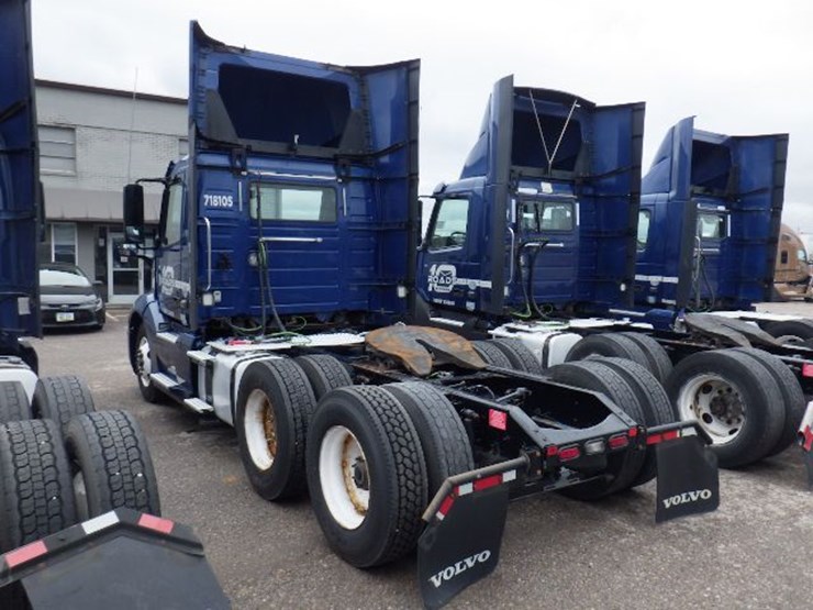 2018-volvo-vnl300-image-13