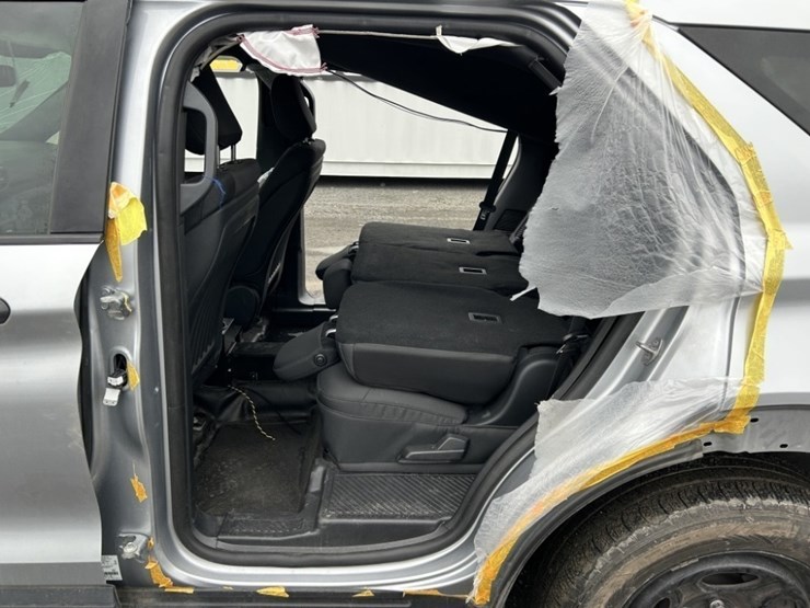 2020-ford-explorer-image-21