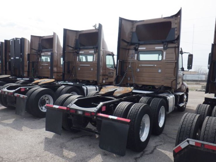 2022-volvo-vnl300-image-13