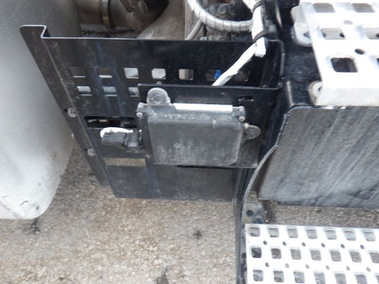 2022-volvo-vnl300-image-7