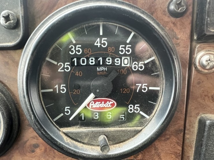 2004-peterbilt-330-image-24