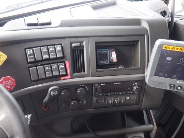 2022-volvo-vnl300-image-21