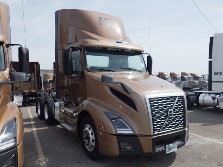 2023-volvo-vnl300-image-3