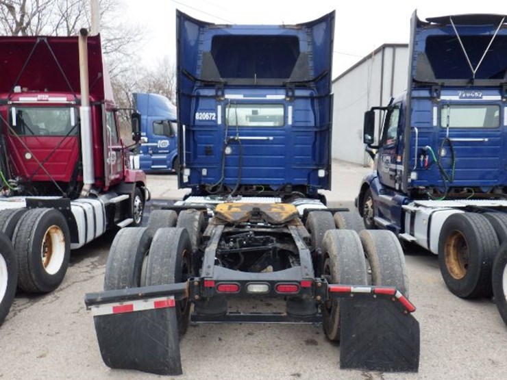 2020-volvo-vnl300-image-9