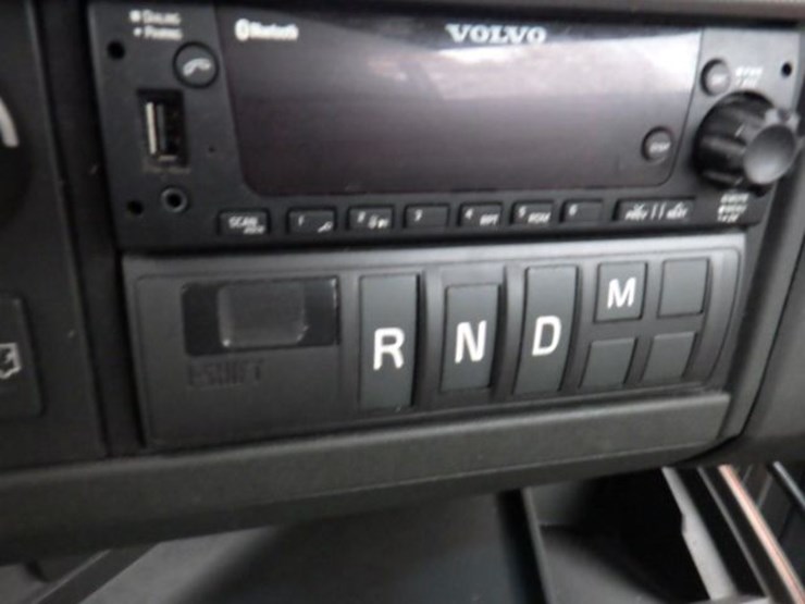 2022-volvo-vnl300-image-18