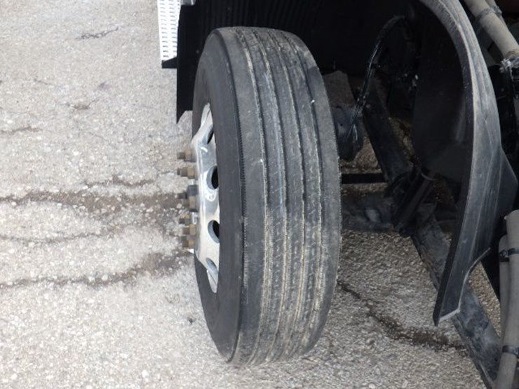 2022-volvo-vnl300-image-28