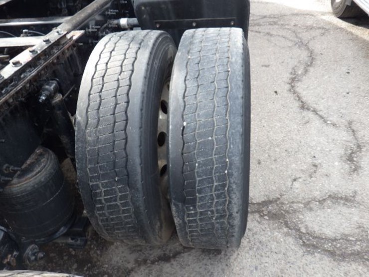 2022-volvo-vnl300-image-10