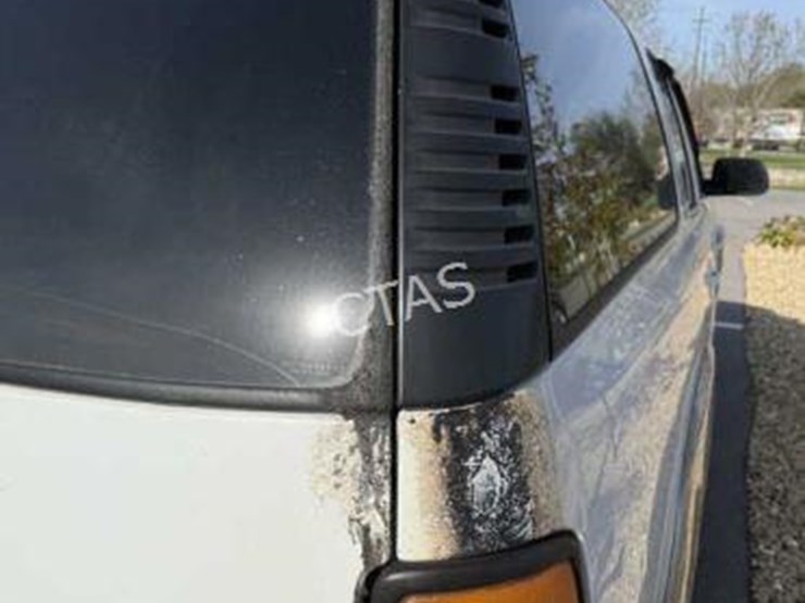 2001-chevrolet-suburban-image-7