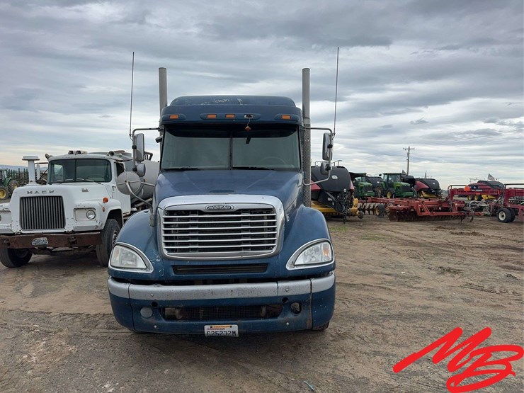 2005-freightliner-columbia-120-image-2