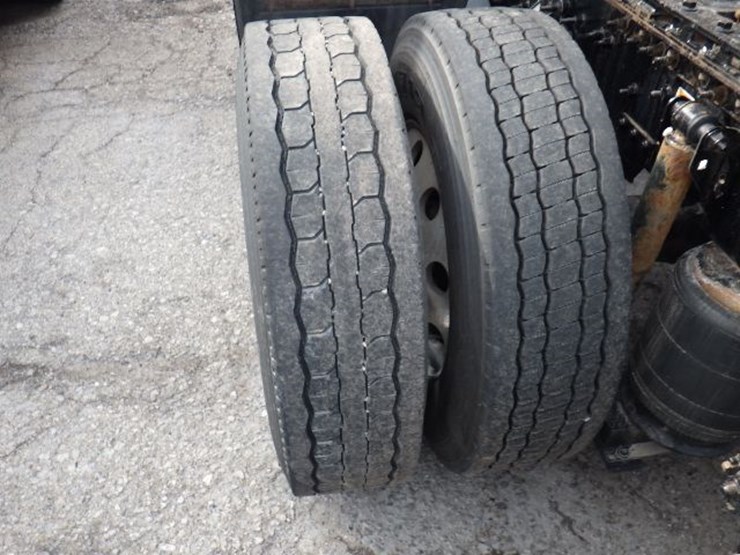 2022-volvo-vnl300-image-19