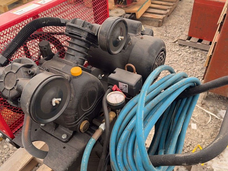 north-star-2hp-20-gallon-vertical-air-compressor-image-6