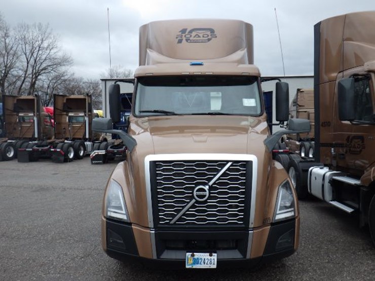 2022-volvo-vnl300-image-2