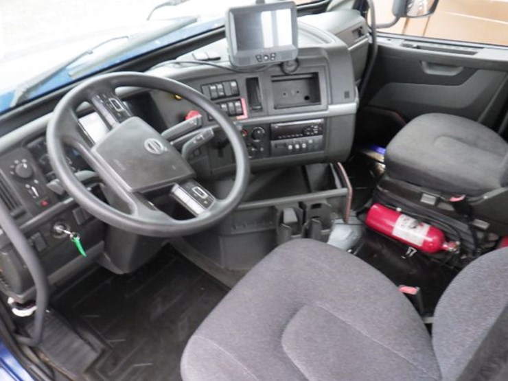 2019-volvo-vnl300-image-17