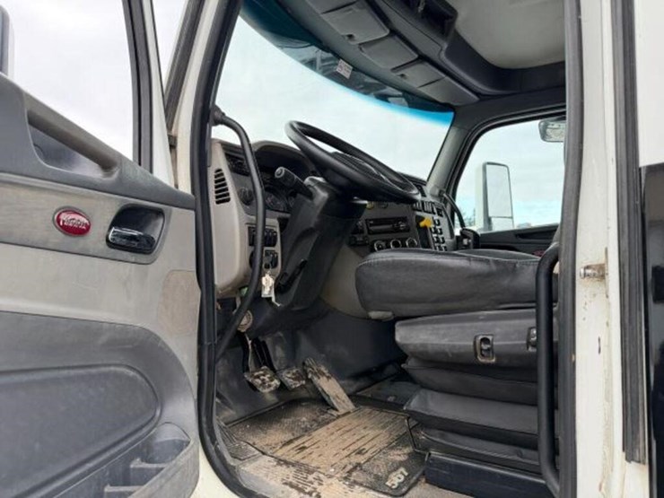 2017-peterbilt-567-image-22