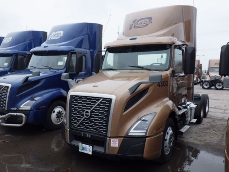 2019-volvo-vnl300-image-1