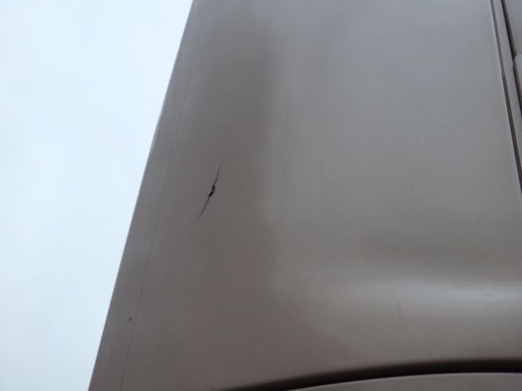 2022-volvo-vnl300-image-5