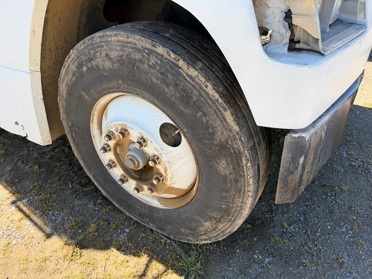 #42453-•-1996-freightliner-daycab-truck-tractor-vin:-1fupdcxb8th744360-image-9