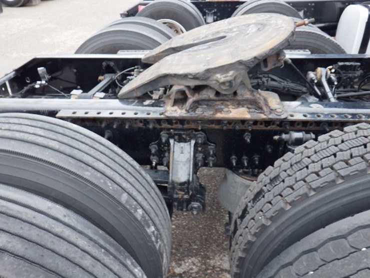 2018-volvo-vnl300-image-8