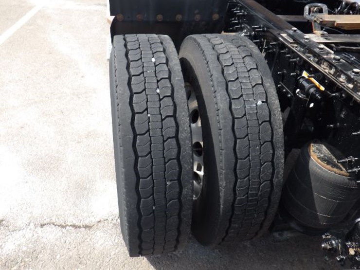 2023-volvo-vnl300-image-11