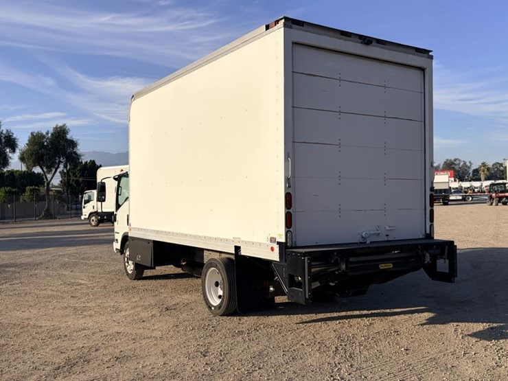 2013-isuzu-nrr-image-4