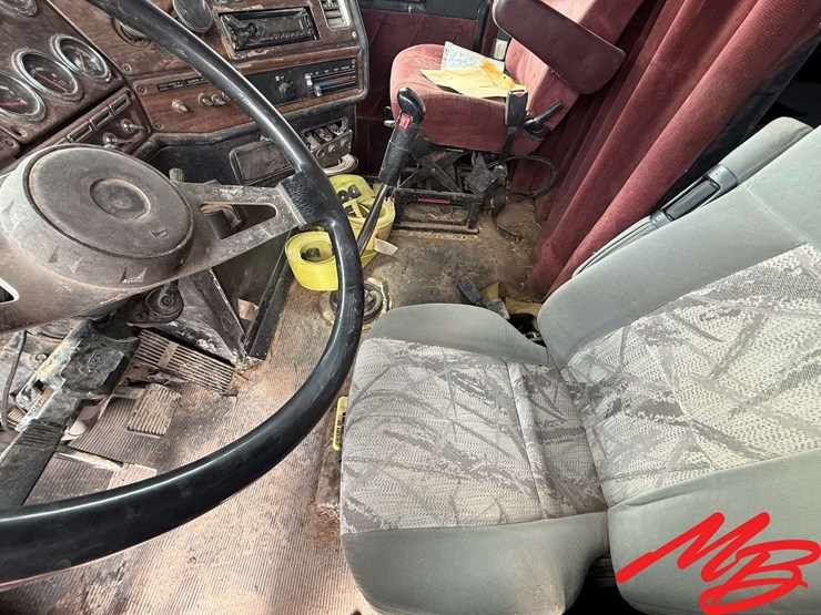 1999-freightliner-fld120-image-15