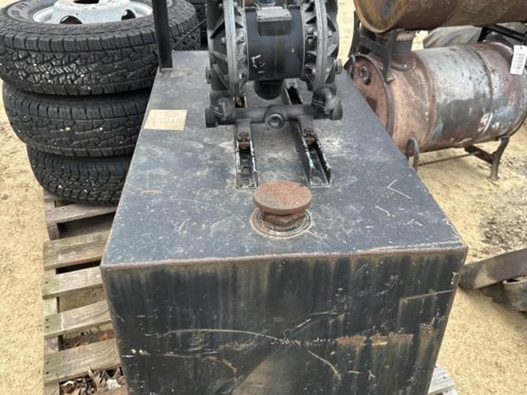 #32-•-100-gallon-steel-tank-with-pump-and-meter-image-4