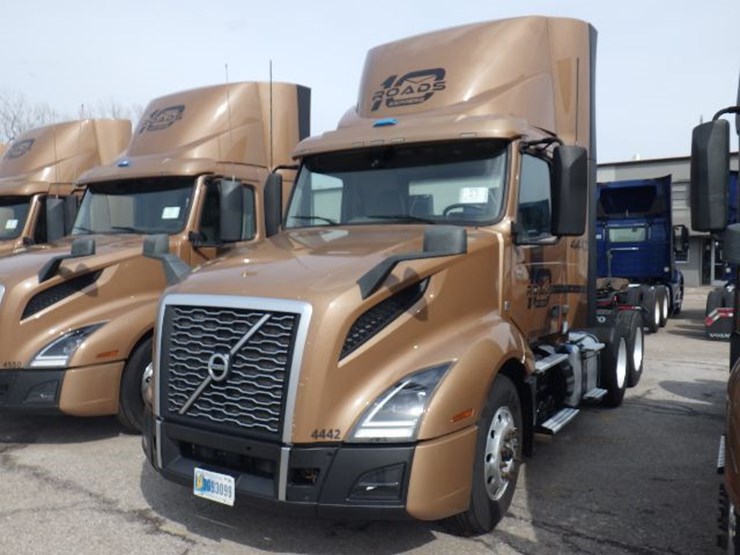 2022-volvo-vnl300-image-1