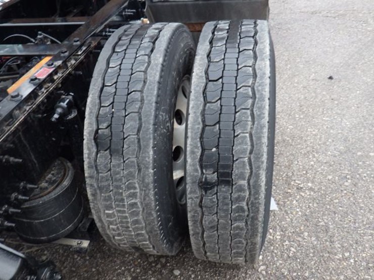 2022-volvo-vnl300-image-7