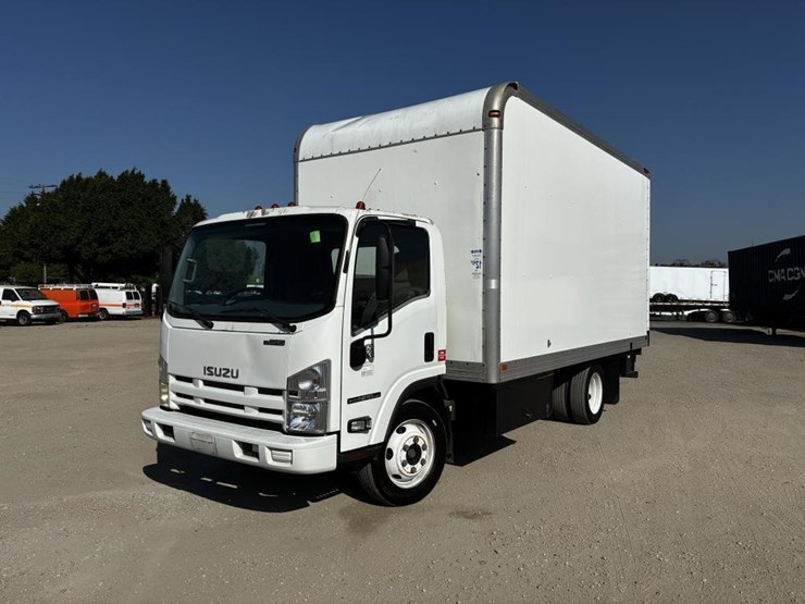 2013-isuzu-npr-image-1