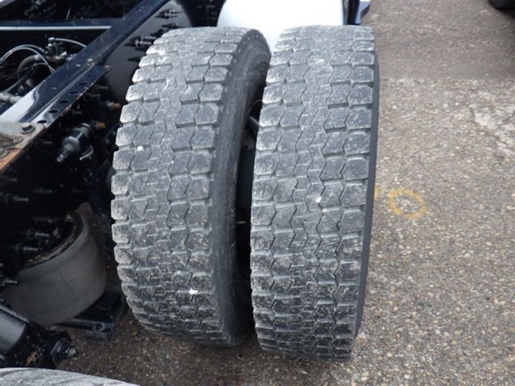 2018-volvo-vnl300-image-8