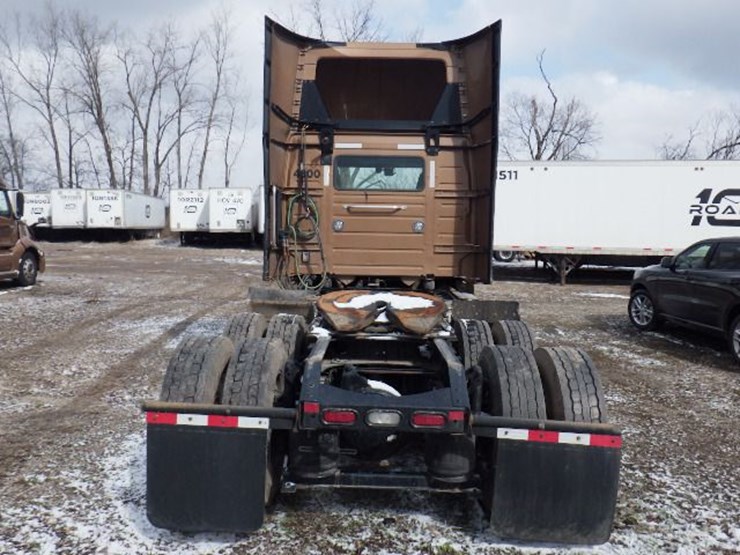 2022-volvo-vnl300-image-12